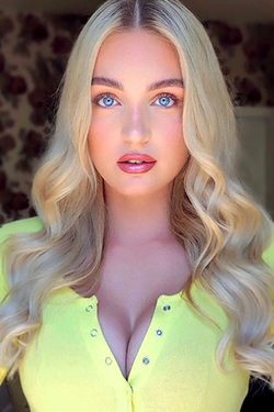 Megan Gray in 'Fit Blonde Babe' via Instagram